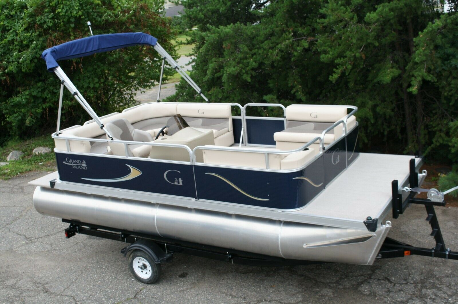 New 18 ft  pontoon boat with 25  hp and trailer