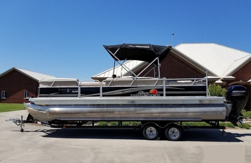 2014 Sun Tracker Party Barge 24 Dlx - High Speed Fun With Room For Everyone!